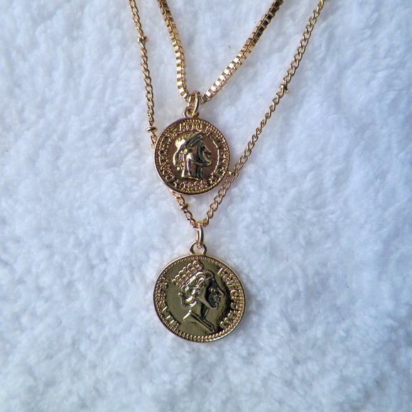 NWT Gold British UK Faux Coins Multilayer Chains Necklace Forever 21 - Picture 3 of 9
